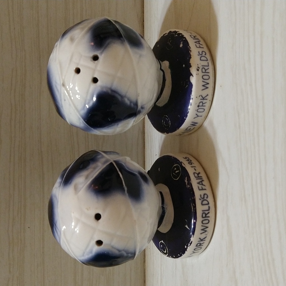 Vintage 1964-1965 New York World Fair Salt & Pepper Shakers With Stoppers